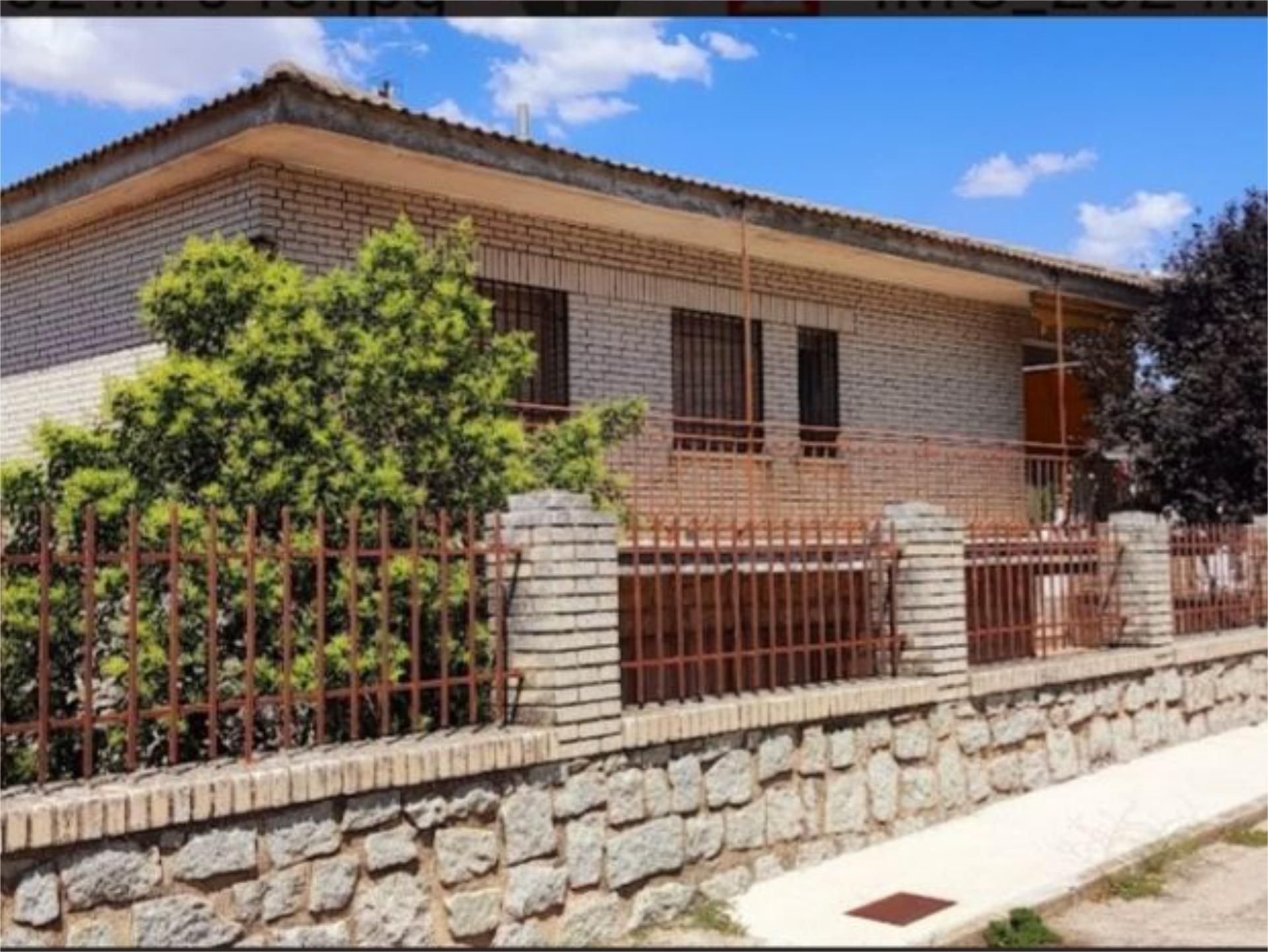 Exterior view of House or chalet for sale in San Pablo de los Montes  with Terrace, Storage room and Furnished
