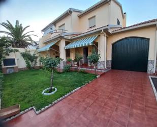 Vista exterior de Casa o xalet en venda en Santa Olalla amb Terrassa i Balcó