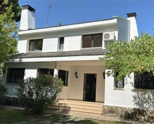 Vista exterior de Casa o xalet de lloguer en Pozuelo de Alarcón amb Aire condicionat, Terrassa i Piscina