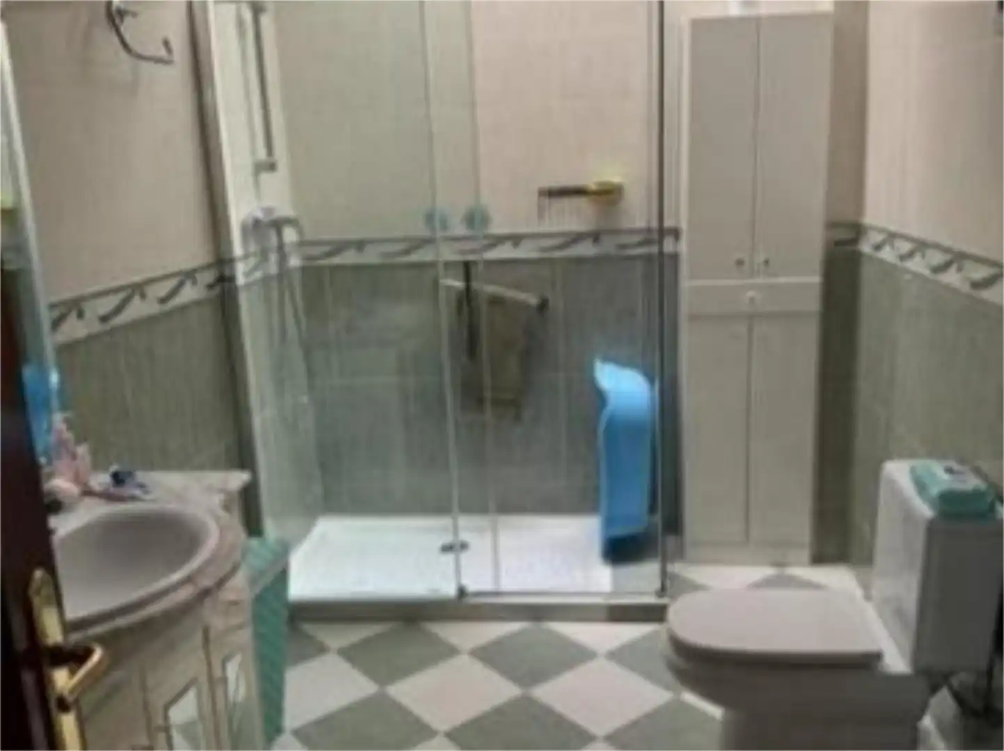 Casa adosada en venta en Calle Ganivet, 107, Iznalloz Baño de Casa adosada en venta en Iznalloz con Aire acondicionado y Terraza