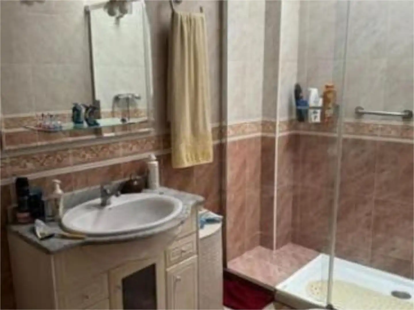 Casa adosada en venta en Calle Ganivet, 107, Iznalloz Baño de Casa adosada en venta en Iznalloz con Aire acondicionado y Terraza