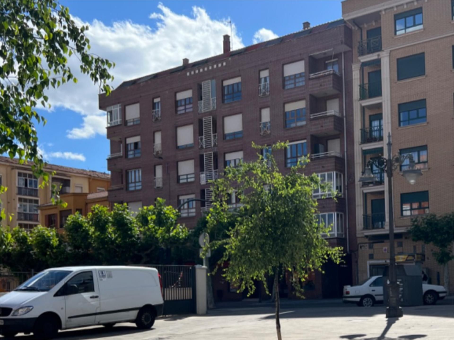 Vista exterior de Pis en venda en León Capital  amb Calefacció, Parquet i Terrassa