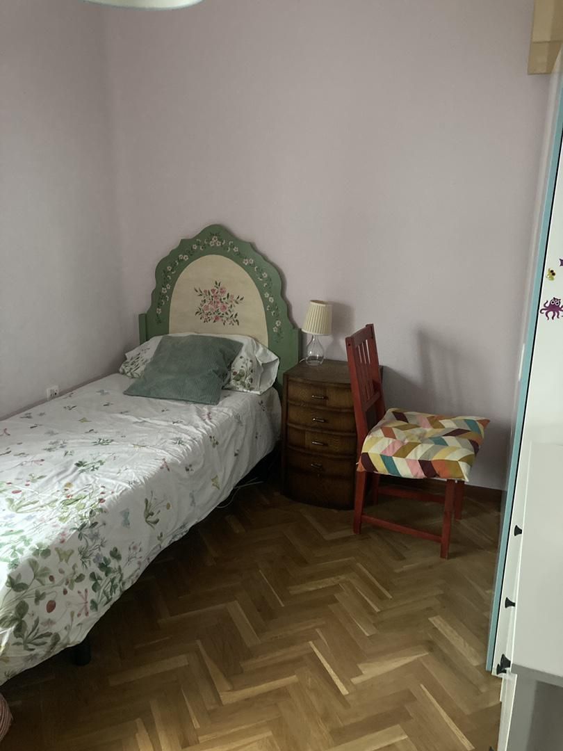 Habitación de Piso para compartir en  Madrid Capital con Calefacción, Parquet y Amueblado
