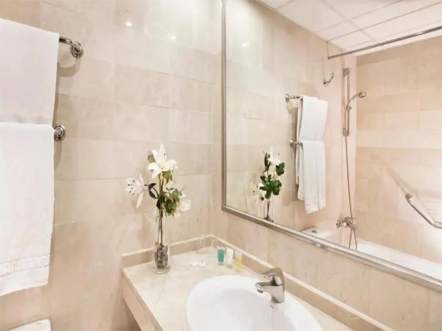 Bany de Apartament de lloguer en Benalmádena amb Aire condicionat, Calefacció i Jardí privat