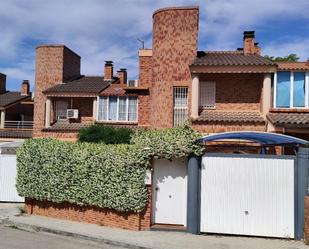 Exterior view of Single-family semi-detached for sale in Riba-roja de Túria  with Air Conditioner, Terrace and Swimming Pool