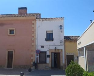 Vista exterior de Casa adosada en venda en Alarcón amb Terrassa, Moblat i Balcó