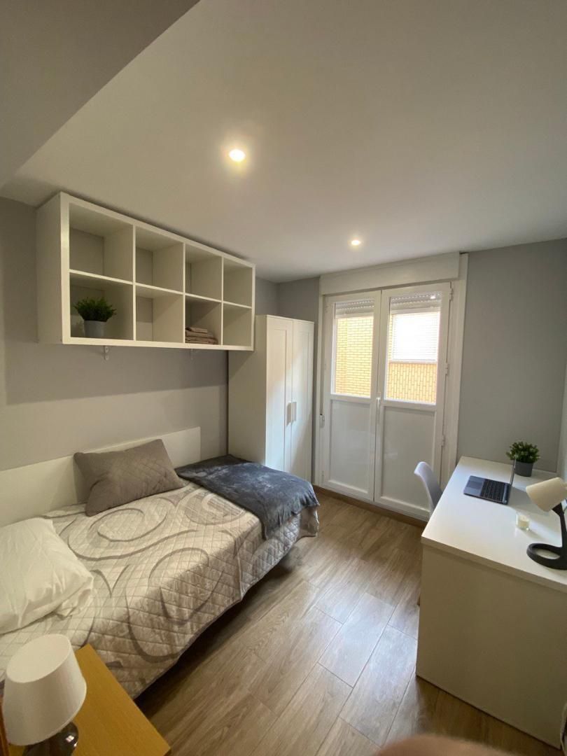 Bedroom of Flat to share in Miranda de Ebro  with Heating, Parquet flooring and Furnished