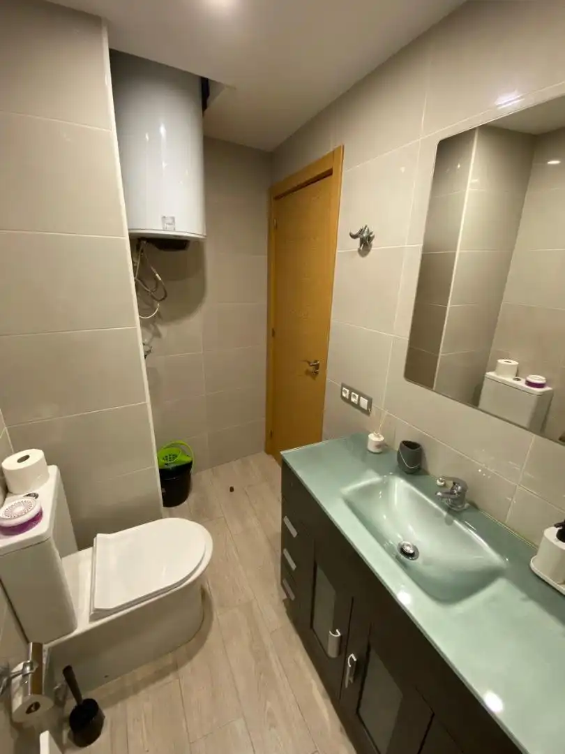 Baño de Piso para compartir en Miranda de Ebro con Calefacción, Parquet y Amueblado
