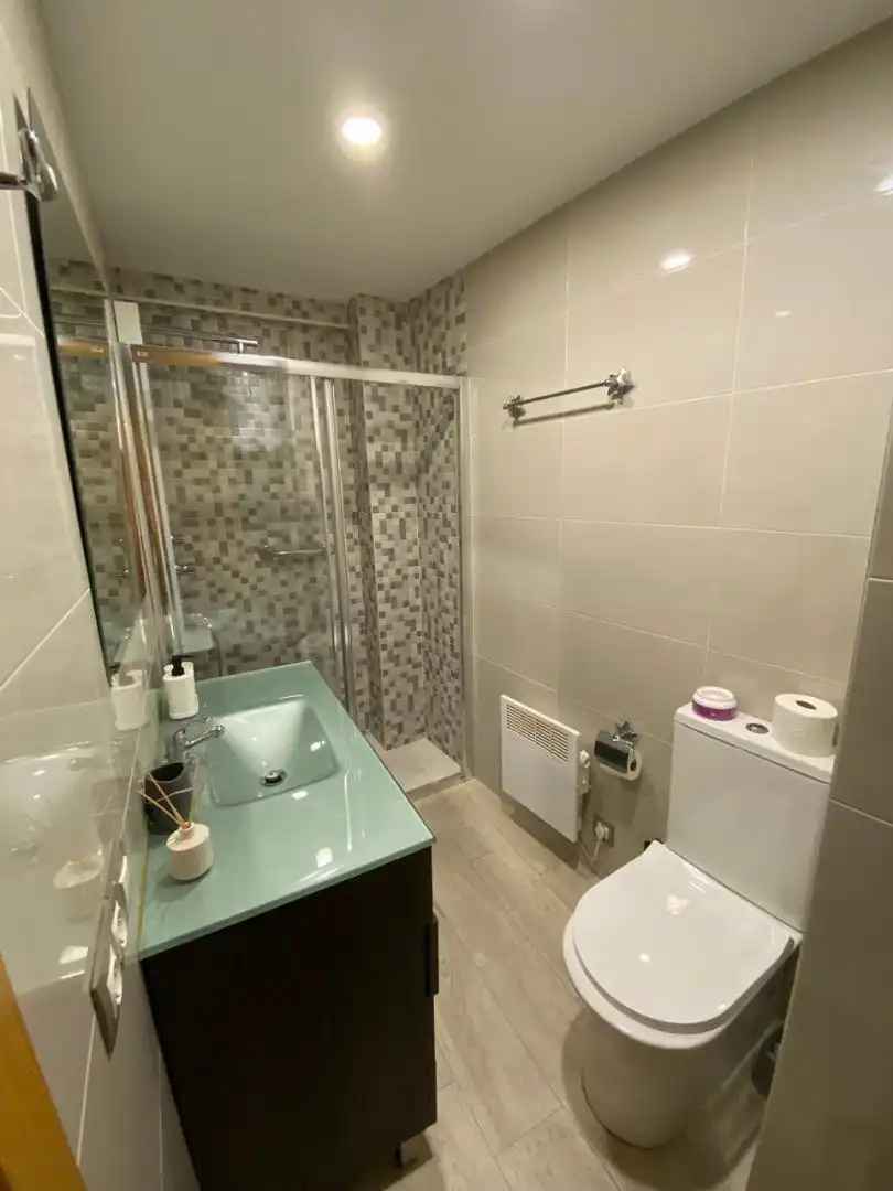 Baño de Piso para compartir en Miranda de Ebro con Calefacción, Parquet y Amueblado