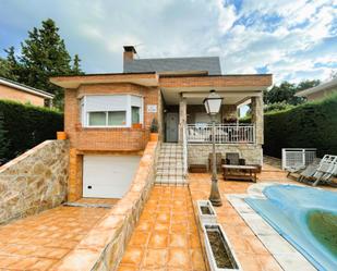 Vista exterior de Casa o xalet en venda en Galapagar amb Terrassa, Piscina i Balcó