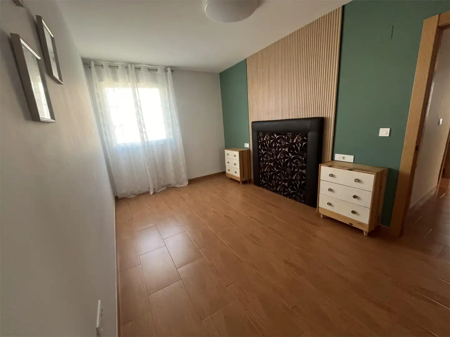 Schlafzimmer von Dachboden zum Verkauf in Torredelcampo mit Klimaanlage, Heizung und Terrasse