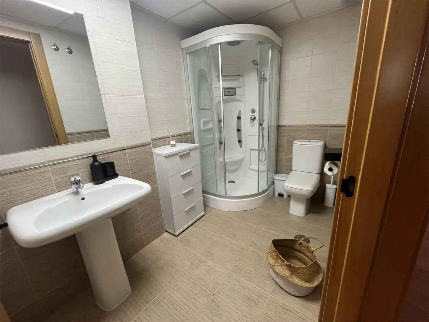 Badezimmer von Dachboden zum Verkauf in Torredelcampo mit Klimaanlage, Heizung und Terrasse