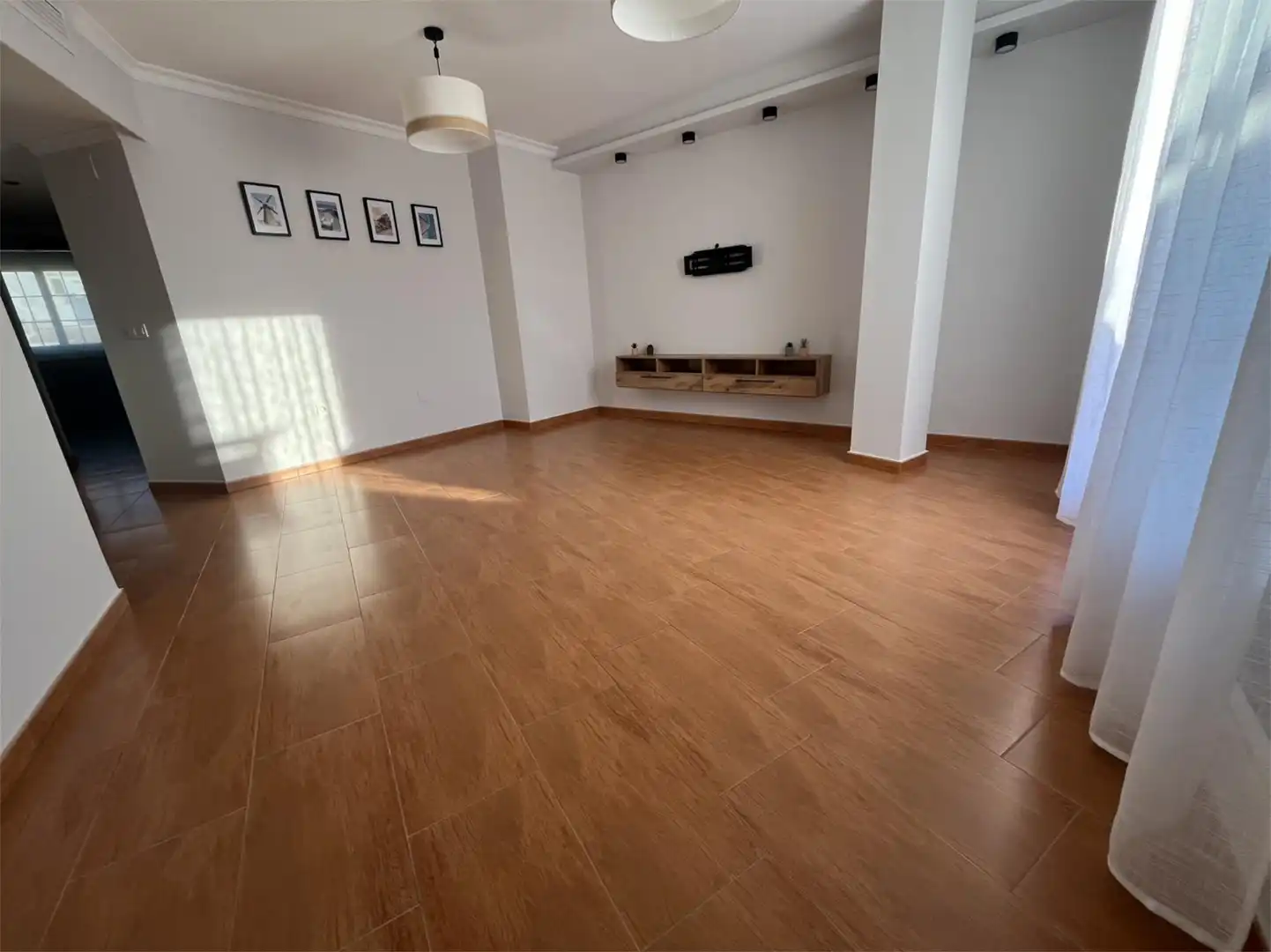 Wohnzimmer von Dachboden zum Verkauf in Torredelcampo mit Klimaanlage, Heizung und Terrasse