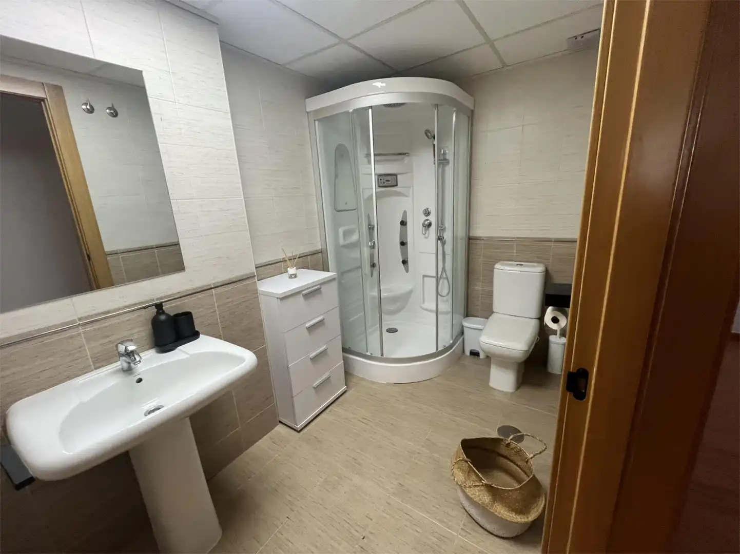 Badezimmer von Dachboden zum Verkauf in Torredelcampo mit Klimaanlage, Heizung und Terrasse