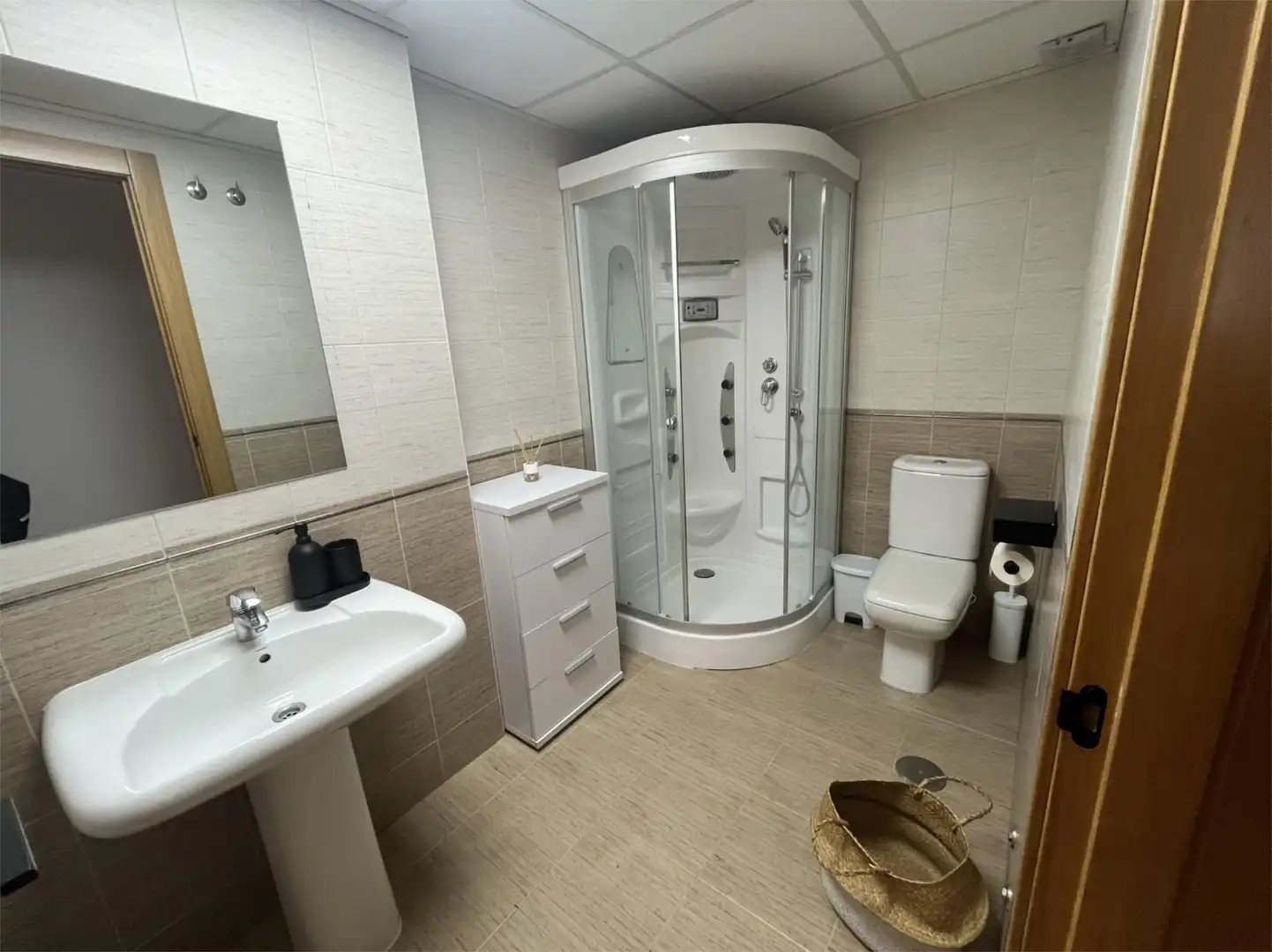 Badezimmer von Dachboden zum Verkauf in Torredelcampo mit Klimaanlage, Heizung und Terrasse