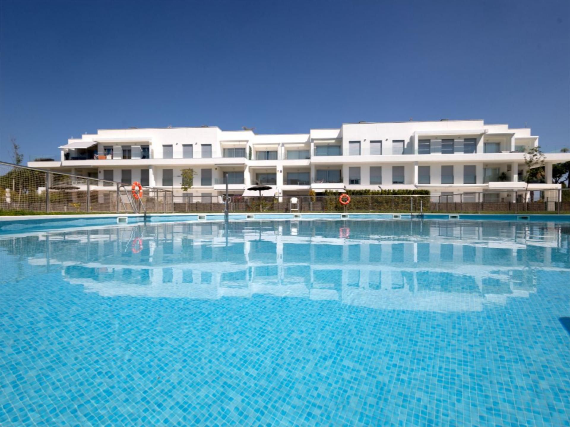 Swimming pool of Apartment to rent in Chipiona  with Air Conditioner, Heating and Private garden