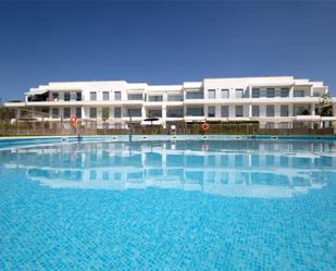 Piscina de Apartament de lloguer en Chipiona amb Aire condicionat, Terrassa i Piscina