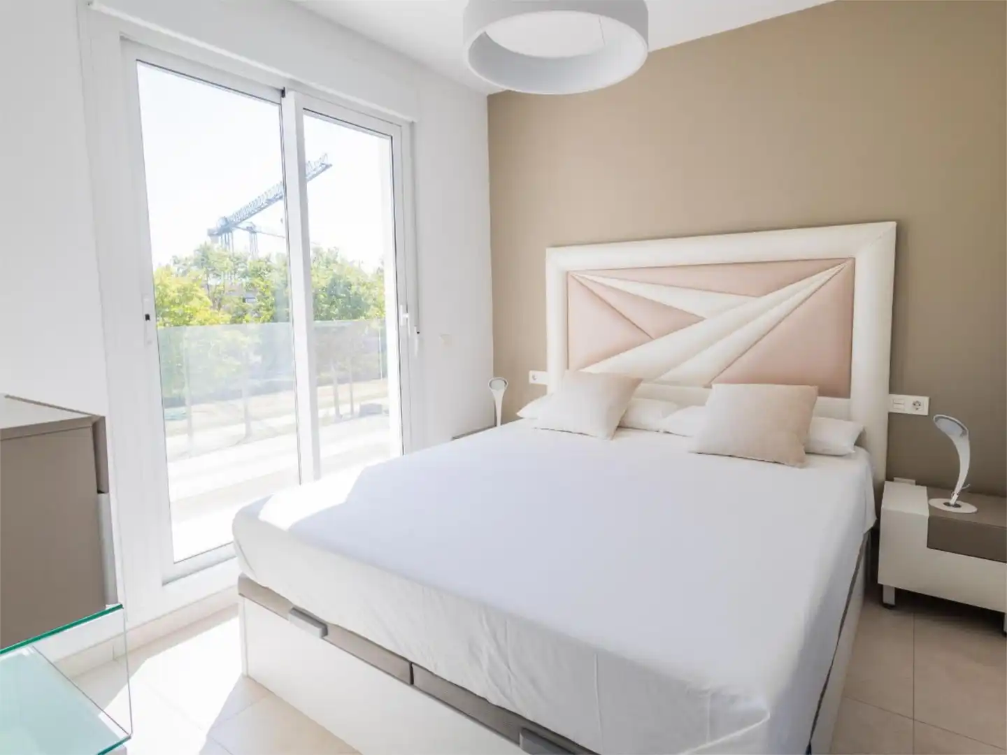 Apartament de lloguer a Avenida de la Música, 6, Las Tres Piedras - Costa Ballena Dormitori de Apartament de lloguer en Chipiona amb Aire condicionat, Calefacció i Jardí privat