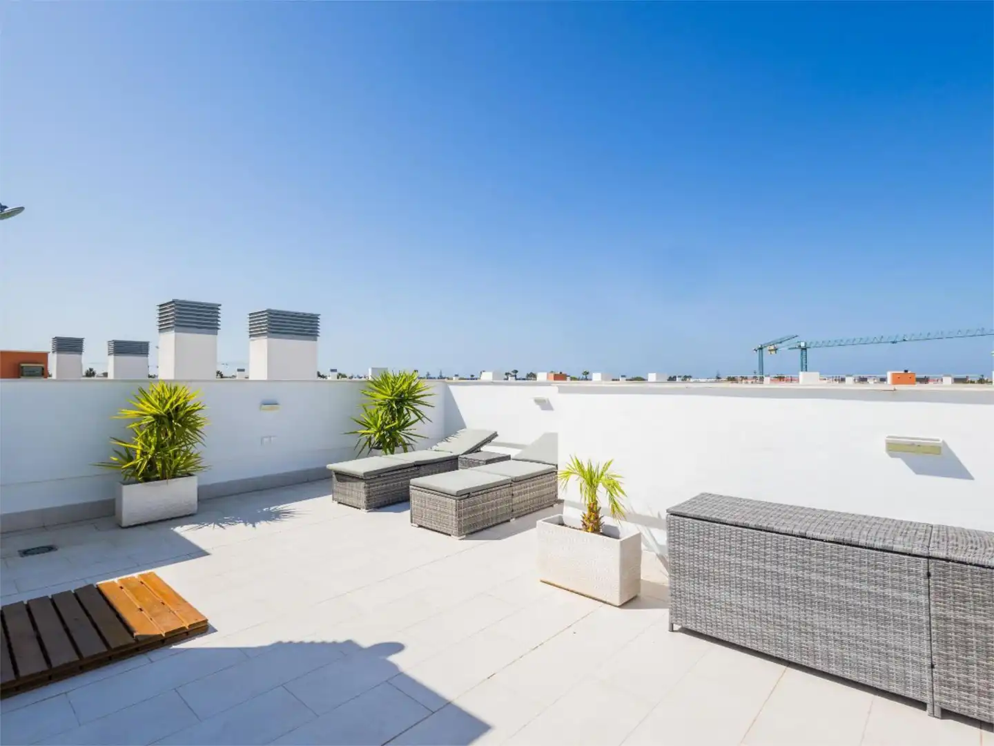 Apartament de lloguer a Avenida de la Música, 6, Las Tres Piedras - Costa Ballena Terrassa de Apartament de lloguer en Chipiona amb Aire condicionat, Calefacció i Jardí privat