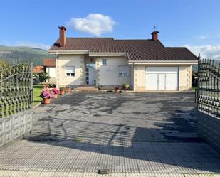 Vista exterior de Casa o xalet en venda en Mazcuerras amb Terrassa i Balcó