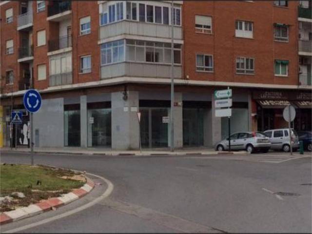 Local comercial en Alquiler en Carrer Periodista Azzati, 24 en San José - Los Metales