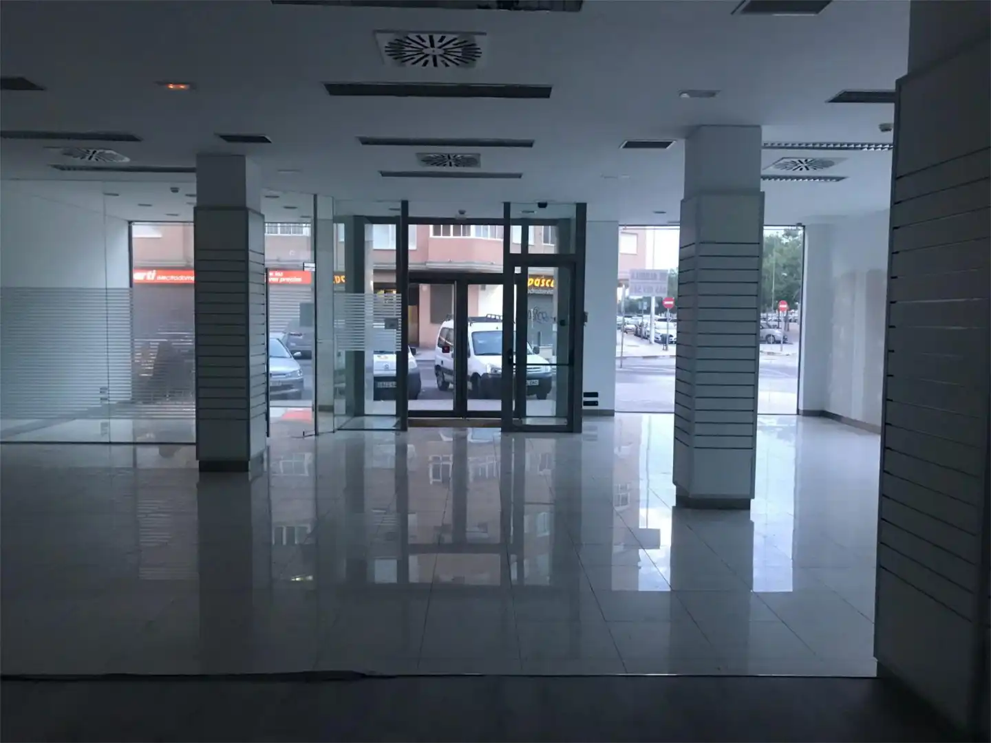 Local de alquiler en Carrer Periodista Azzati, 24, San José - Los Metales Local de alquiler en Sagunto / Sagunt