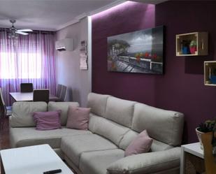 Sala d'estar de Casa adosada en venda en Orihuela amb Aire condicionat, Terrassa i Piscina