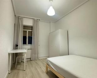 Dormitori de Apartament per a compartir en Vitoria - Gasteiz amb Calefacció i Moblat