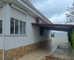 Exterior view of House or chalet for sale in Sevilla la Nueva  with Air Conditioner