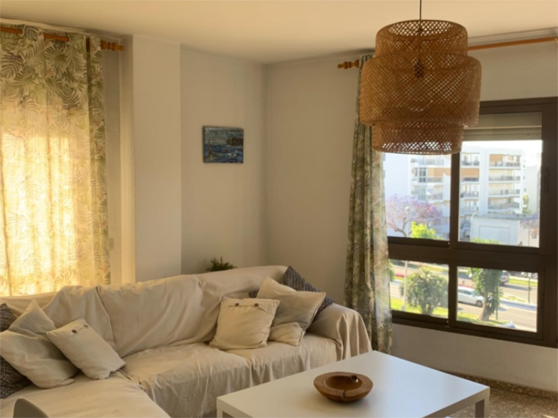 Sala d'estar de Pis de lloguer en Marbella amb Aire condicionat, Calefacció i Terrassa
