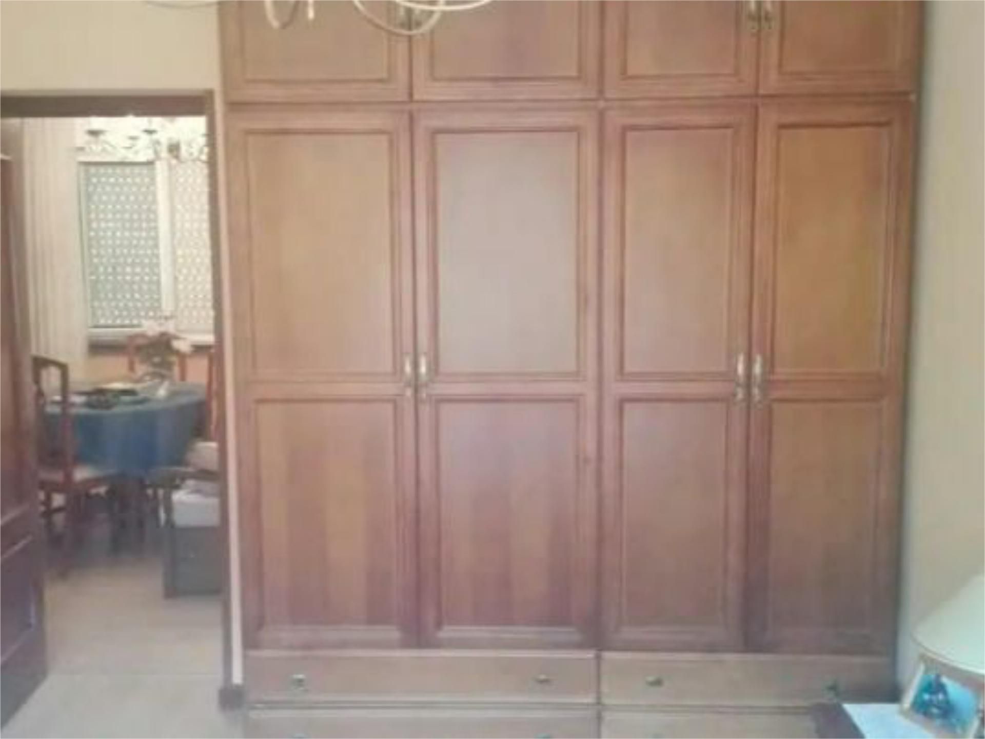 Dormitori de Pis en venda en Oviedo  amb Parquet, Traster i Moblat
