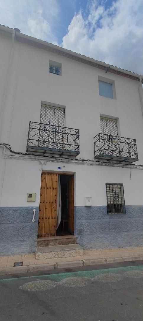 Vista exterior de Casa adosada en venda en Valdepeñas de Jaén amb Traster, Moblat i Rentadora