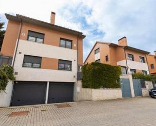 Exterior view of Single-family semi-detached for sale in Valladolid Capital  with Swimming Pool