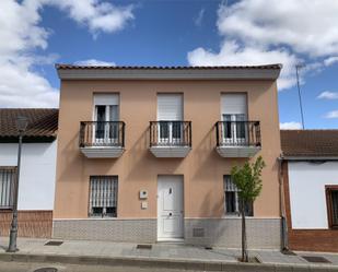 Vista exterior de Casa o xalet en venda en San Bartolomé de la Torre amb Aire condicionat i Balcó