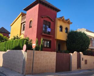 Vista exterior de Casa o xalet en venda en Ogíjares amb Aire condicionat, Terrassa i Piscina