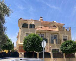 Vista exterior de Casa o xalet en venda en Bormujos amb Aire condicionat, Piscina i Balcó