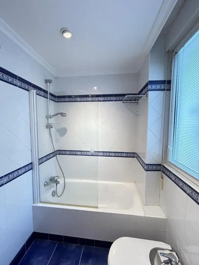 Wohnung zur Miete in Calle el Sable, 3, Playa Ostende Badezimmer von Wohnung zur Miete in Castro-Urdiales