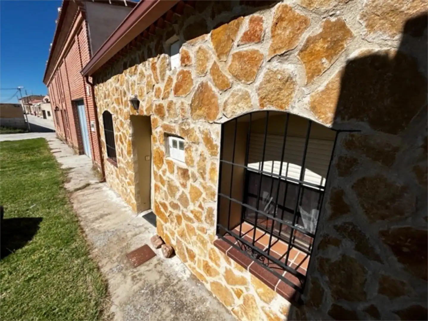 Casa adosada en venta en Calle Nueva, 2, Santa María la Real de Nieva Vista exterior de Casa adosada en venta en Santa María la Real de Nieva con Calefacción, Trastero y Amueblado