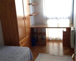 Bedroom of Flat to share in  Madrid Capital  with Air Conditioner and Swimming Pool