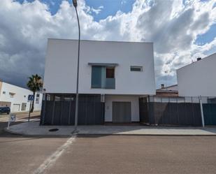 Exterior view of Single-family semi-detached for sale in Badajoz Capital  with Air Conditioner, Terrace and Balcony