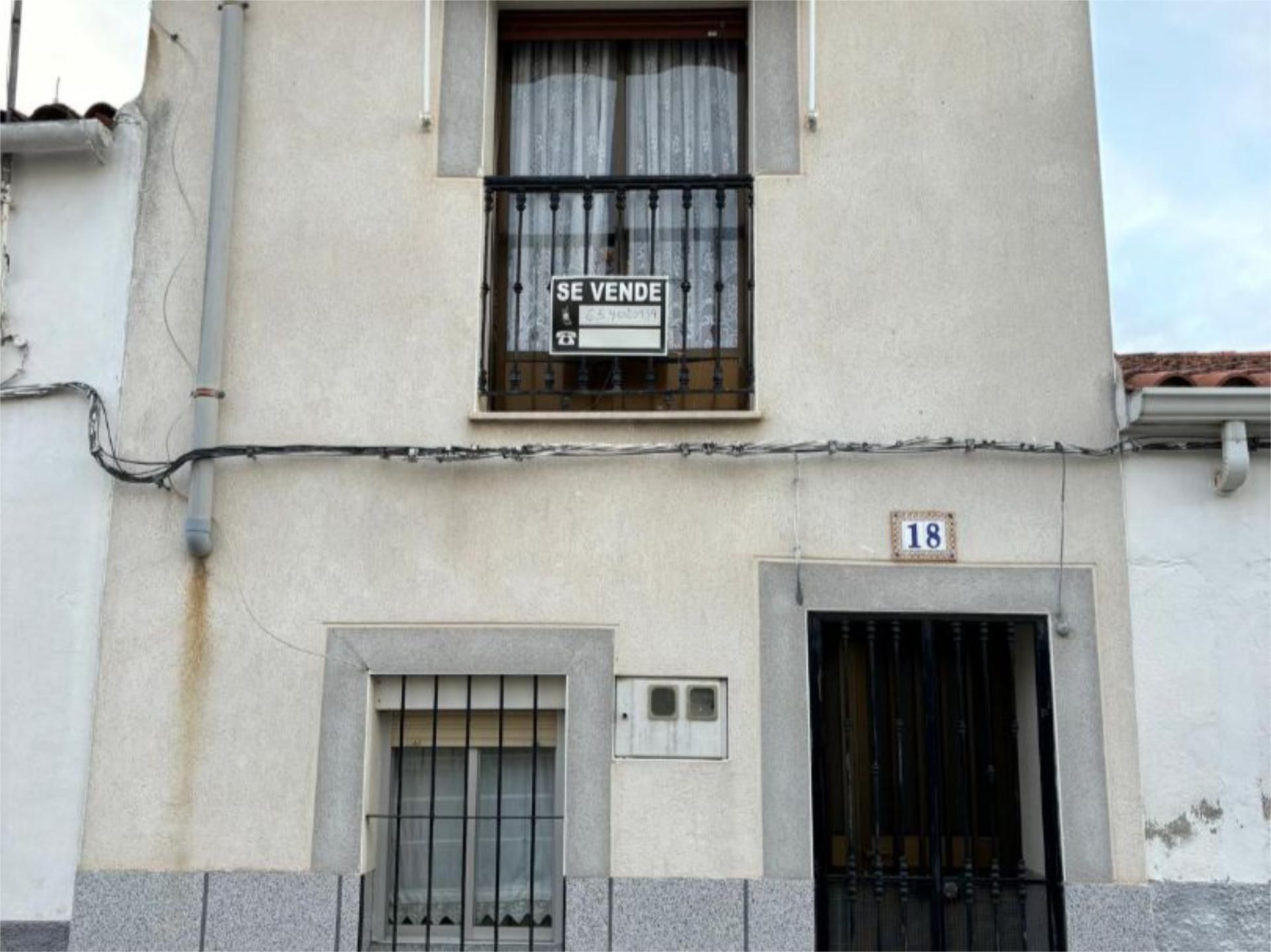Vista exterior de Casa adosada en venda en Monroy amb Moblat