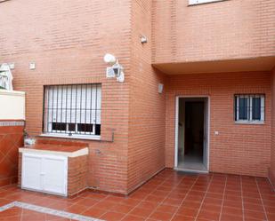 Exterior view of Single-family semi-detached for sale in Mairena del Aljarafe  with Air Conditioner, Terrace and Balcony