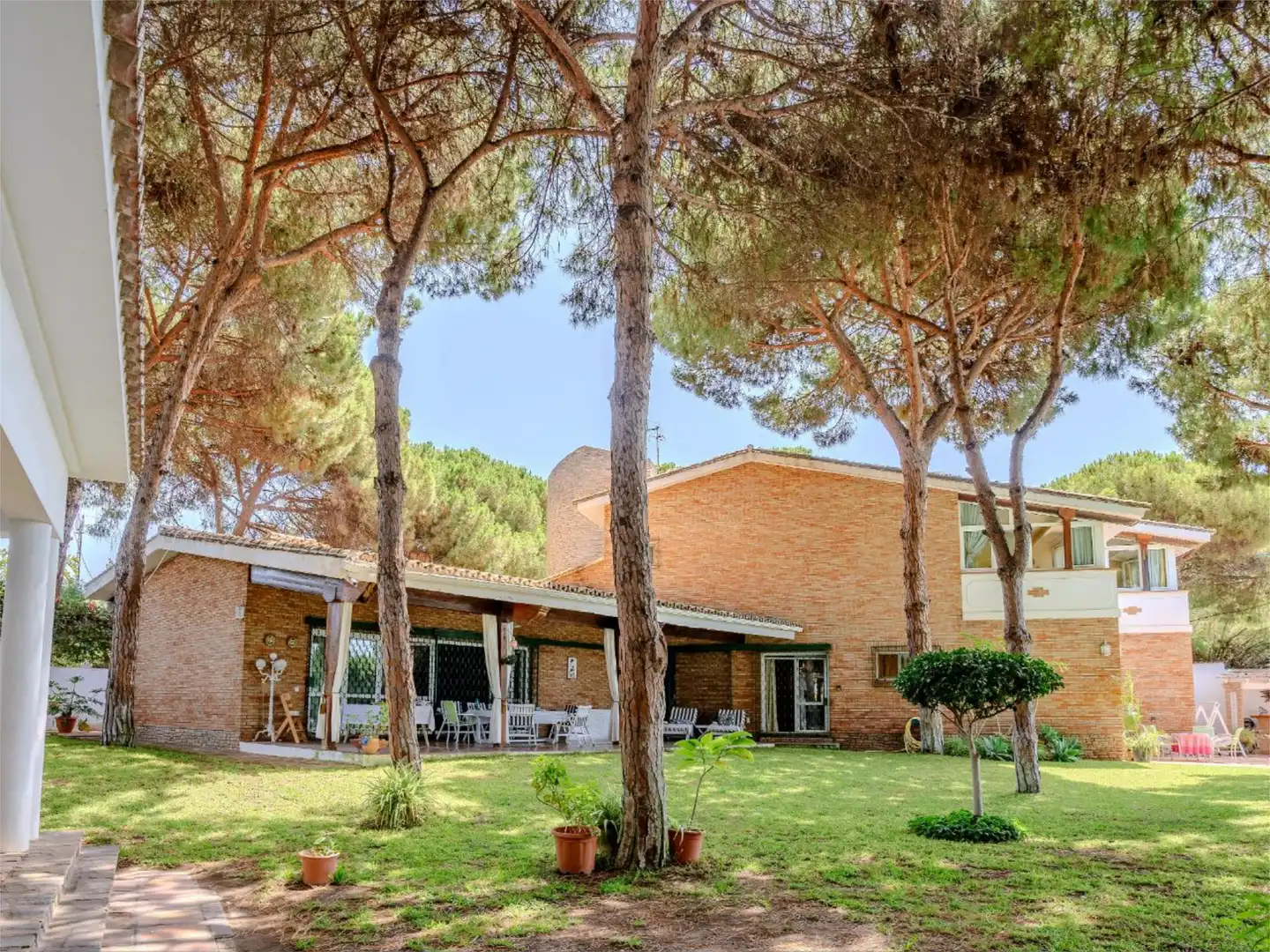Casa o xalet en venda a Calle de Los Cipreses, 9, Cabopino - Artola Vista exterior de Casa o xalet en venda en Marbella amb Terrassa, Piscina i Balcó