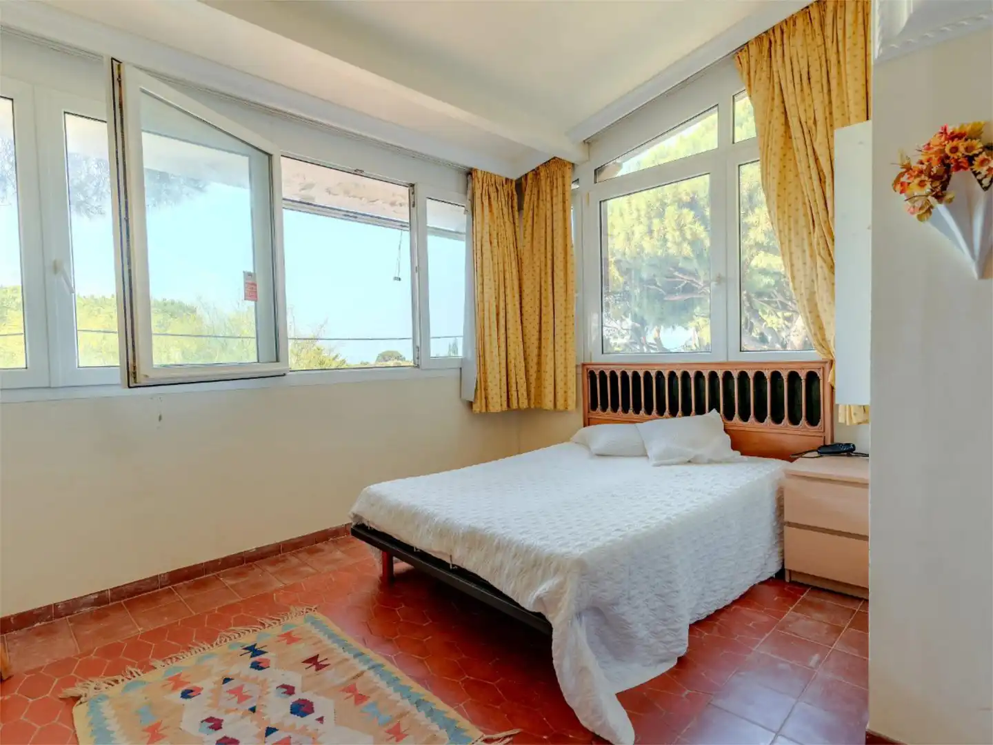 Casa o xalet en venda a Calle de Los Cipreses, 9, Cabopino - Artola Dormitori de Casa o xalet en venda en Marbella amb Terrassa, Piscina i Balcó
