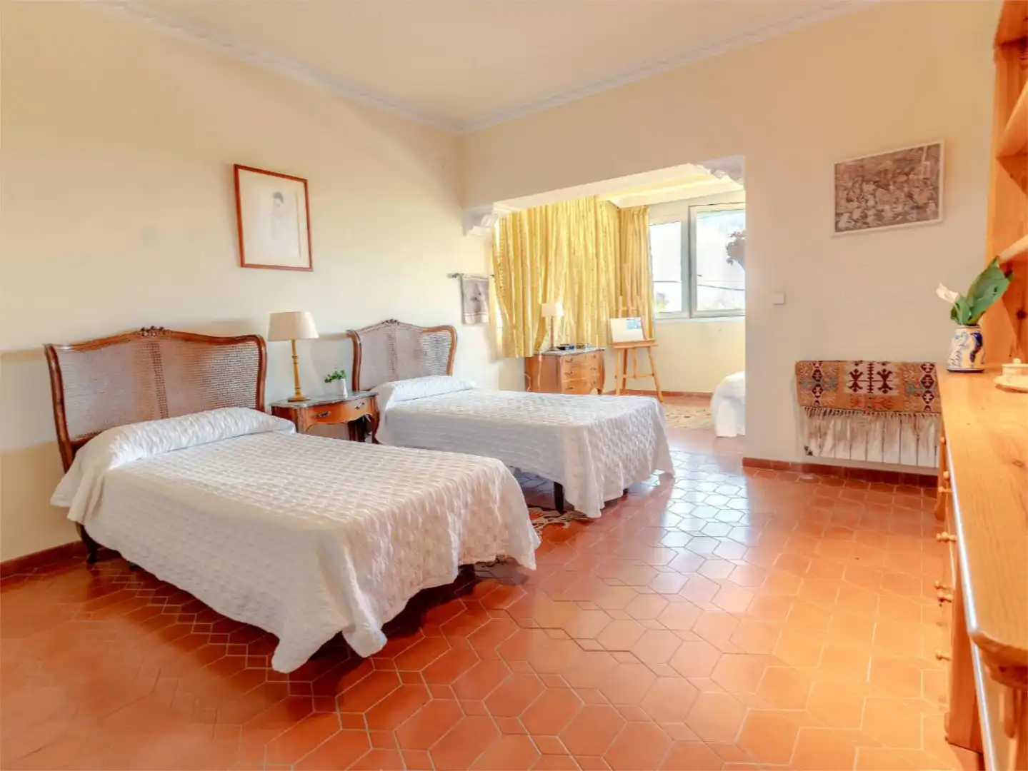 Casa o xalet en venda a Calle de Los Cipreses, 9, Cabopino - Artola Dormitori de Casa o xalet en venda en Marbella amb Terrassa, Piscina i Balcó