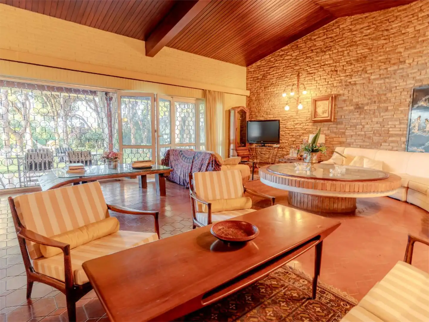 Casa o xalet en venda a Calle de Los Cipreses, 9, Cabopino - Artola Sala d'estar de Casa o xalet en venda en Marbella amb Terrassa, Piscina i Balcó