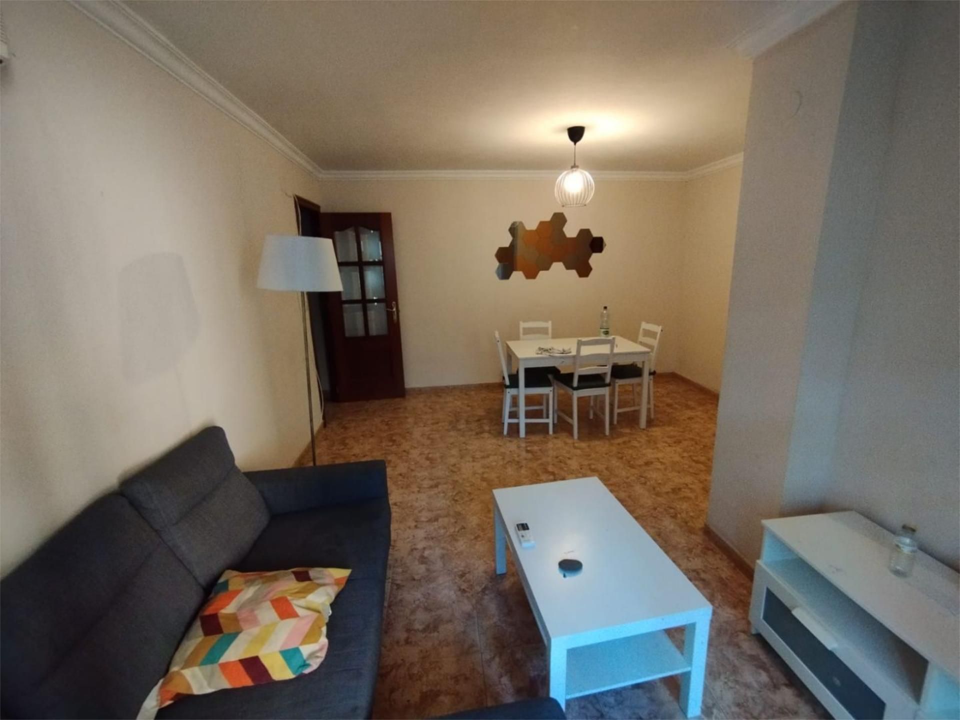 Sala d'estar de Pis de lloguer en Montequinto amb Aire condicionat, Jardí privat i Moblat