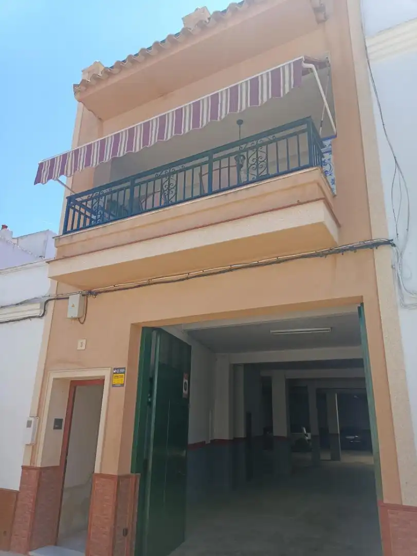 Casa adosada en venta en Calle Virgen del Pilar, 3, Lora del Río Vista exterior de Casa adosada en venta en Lora del Río con Aire acondicionado y Terraza
