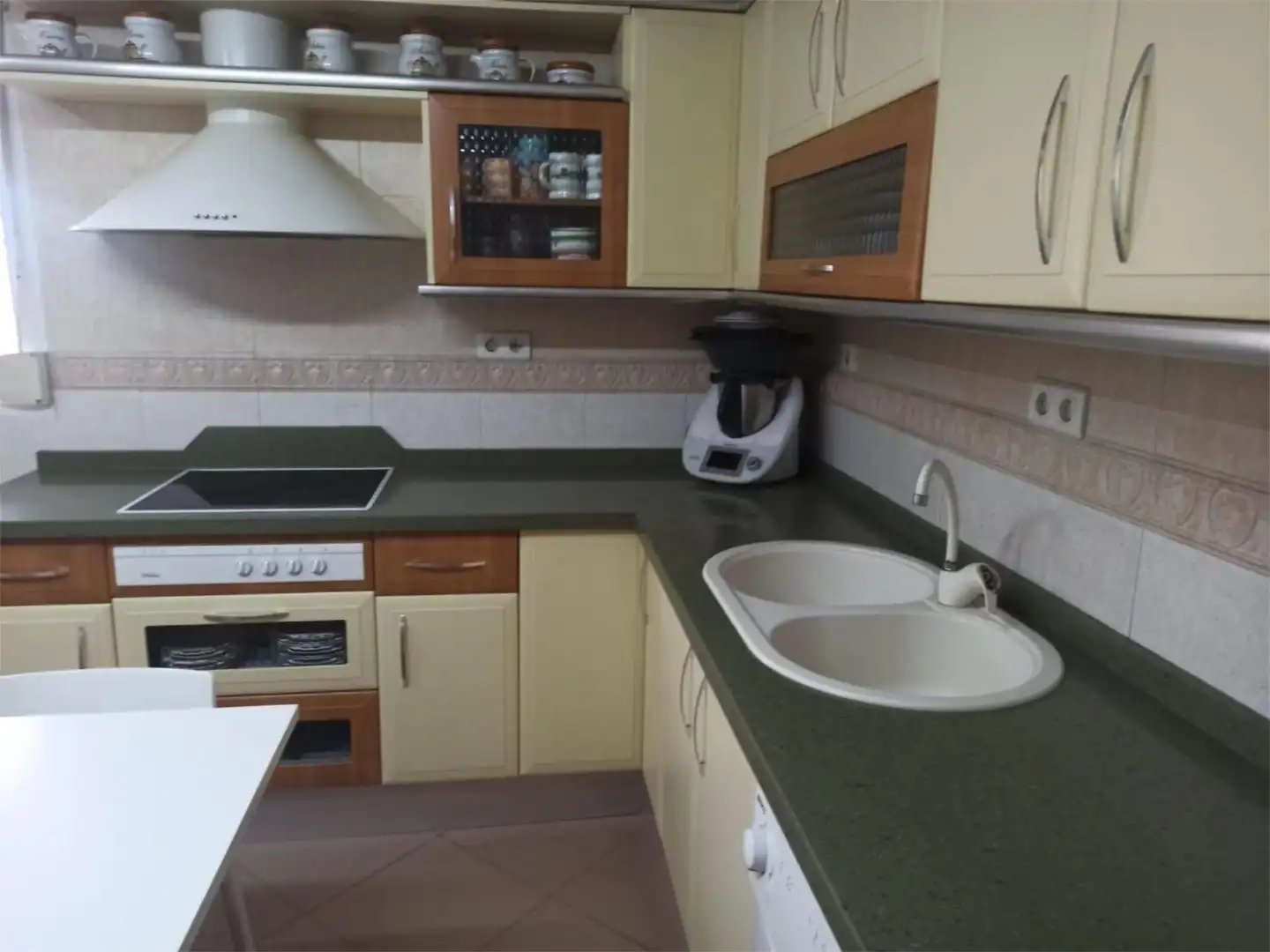 Casa o chalet de alquiler en Calle Aloe Vera, 35, Capuchinos - Los Olivos Cocina de Casa o chalet de alquiler en Vélez-Málaga con Aire acondicionado, Calefacción y Jardín privado