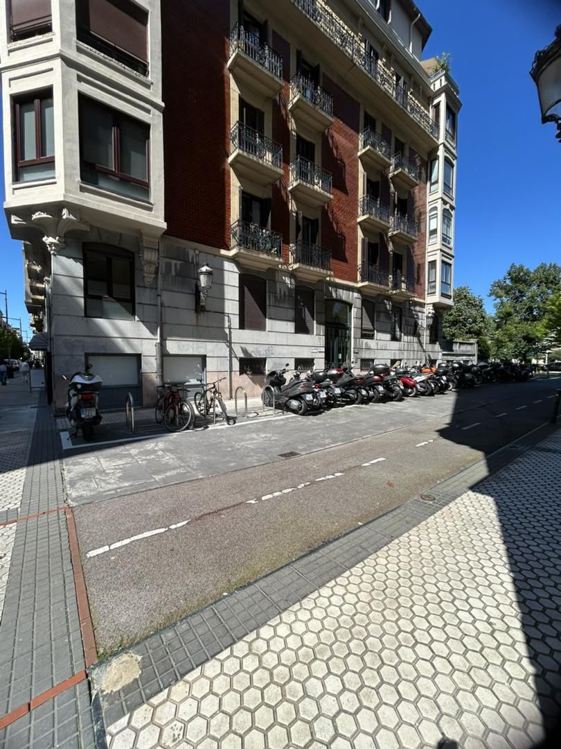 Aparcament de Pis en venda en Donostia - San Sebastián  amb Jardí privat, Terrassa i Moblat